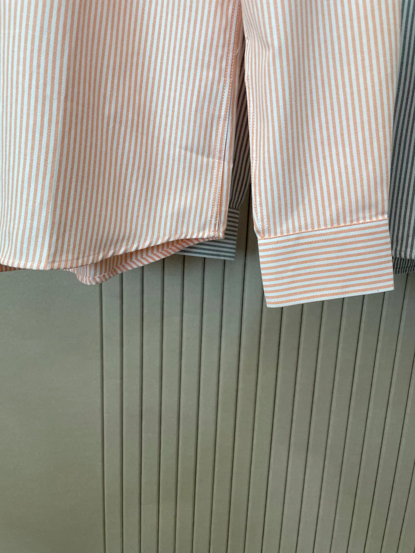 P220 🌸🌸🌸 POLO Ralph Lauren [High Quality] Classic shirt! The classic casual shirt made of pure cotton Oxford cloth has a unique design. It has a simple, clean and classic silhouette design. It is a versatile style that can be switched at will. The fabric feels soft and delicate, highly breathable, and is close to the skin and comfortable to wear. It can be worn alone as an inner layer. Its versatile performance is beyond your imagination! The upper body of the ready-to-wear is simple and classic yet elegant! Size:M-XXL